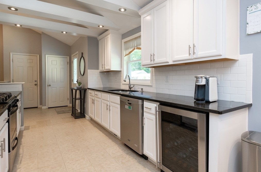 31 Old Jacobs Rd, Haverhill MA 01833-1010 exterior