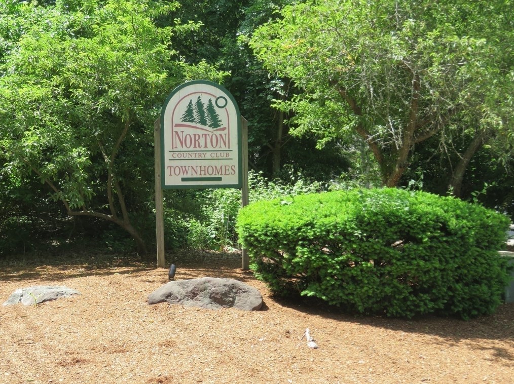 43 Fairway View Ln, Norton MA  02766-1122 exterior