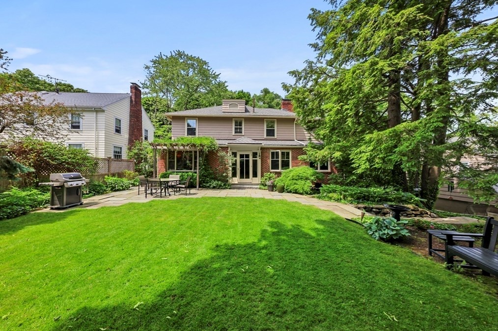 20 Royal Rd, Belmont MA 02478-2459 exterior