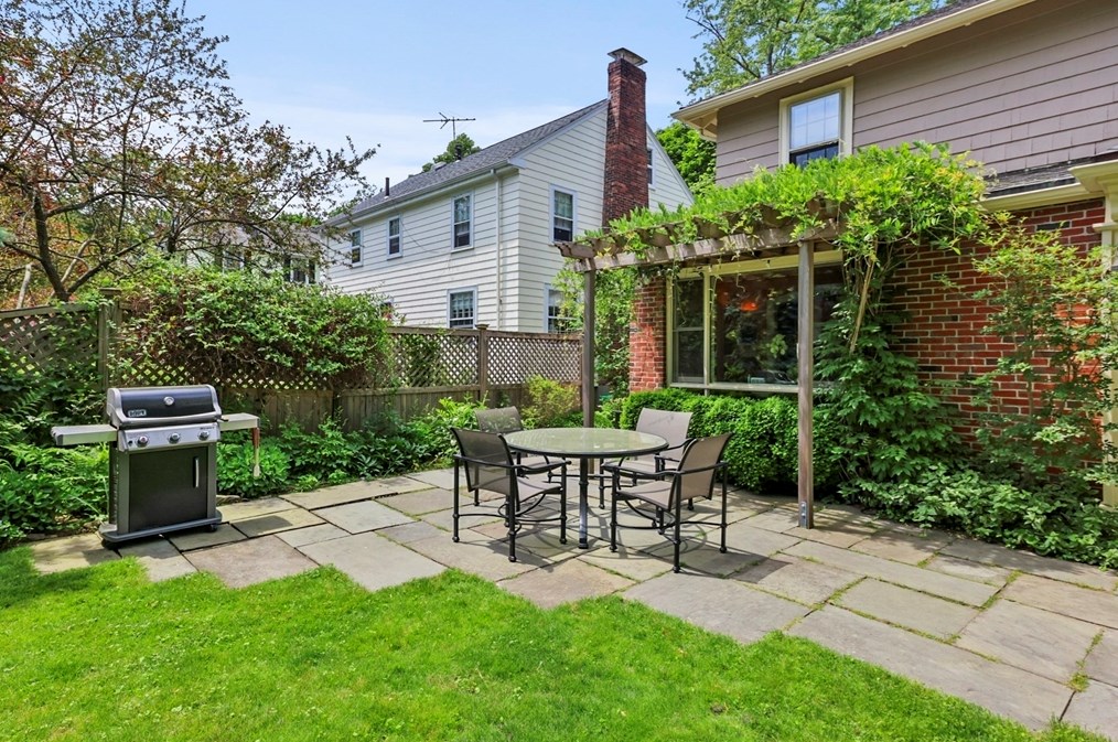 20 Royal Rd, Belmont MA 02478-2459 exterior