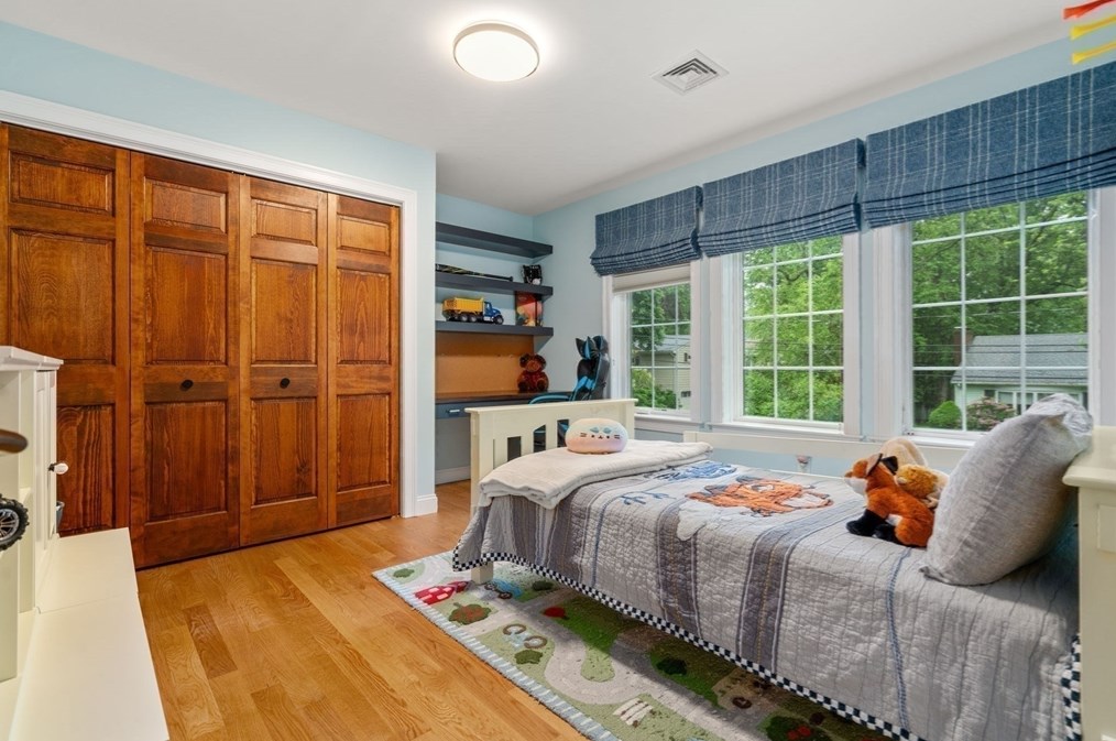 24 Mohawk Rd, Arlington MA 02474-1606 exterior