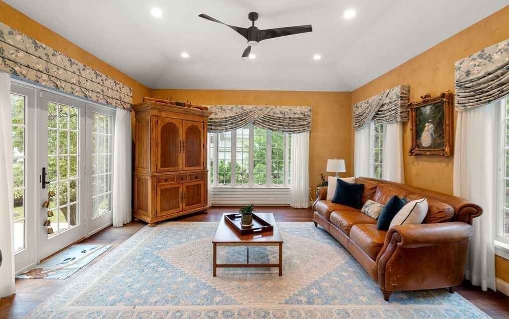 24 Mohawk Rd, Arlington MA 02474-1606 exterior