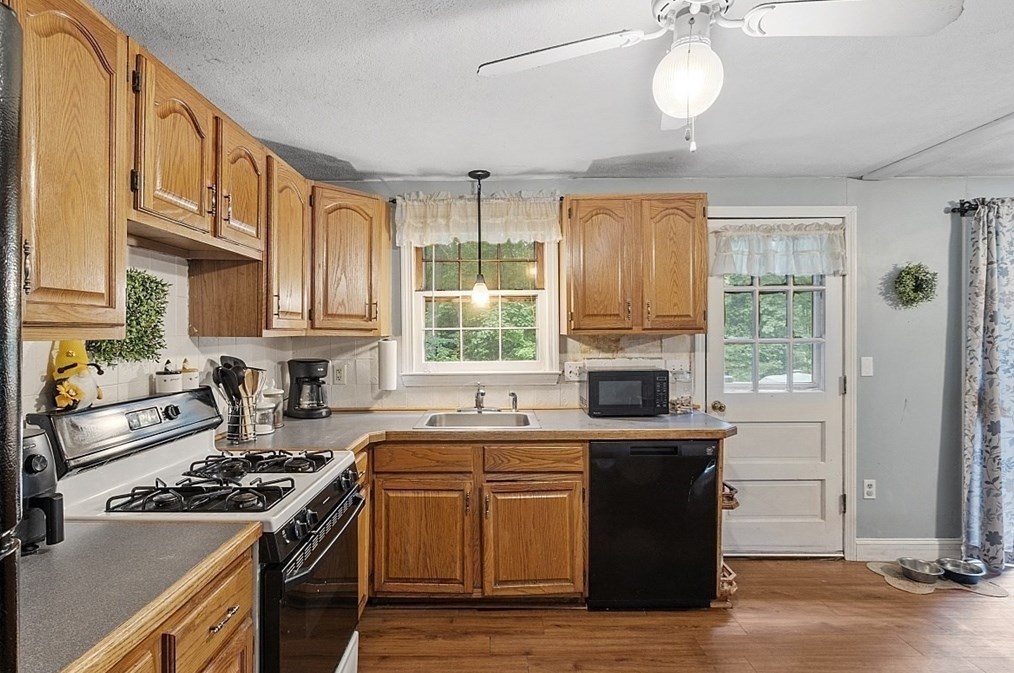 16 Geiger Dr, Tewksbury MA 01876-2307 exterior