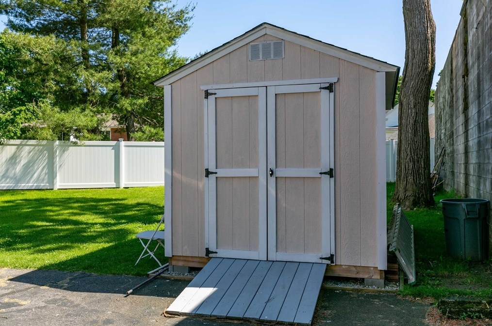 12 Upland Ave, Webster MA 01570-2342 exterior