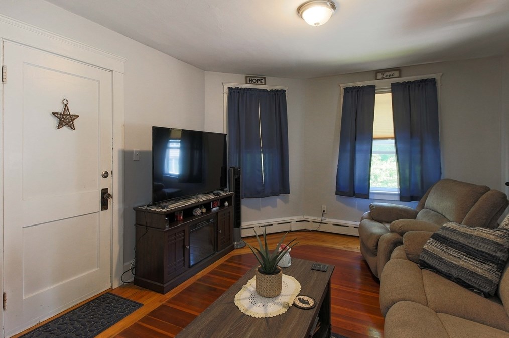 12 Upland Ave, Webster MA 01570-2342 exterior