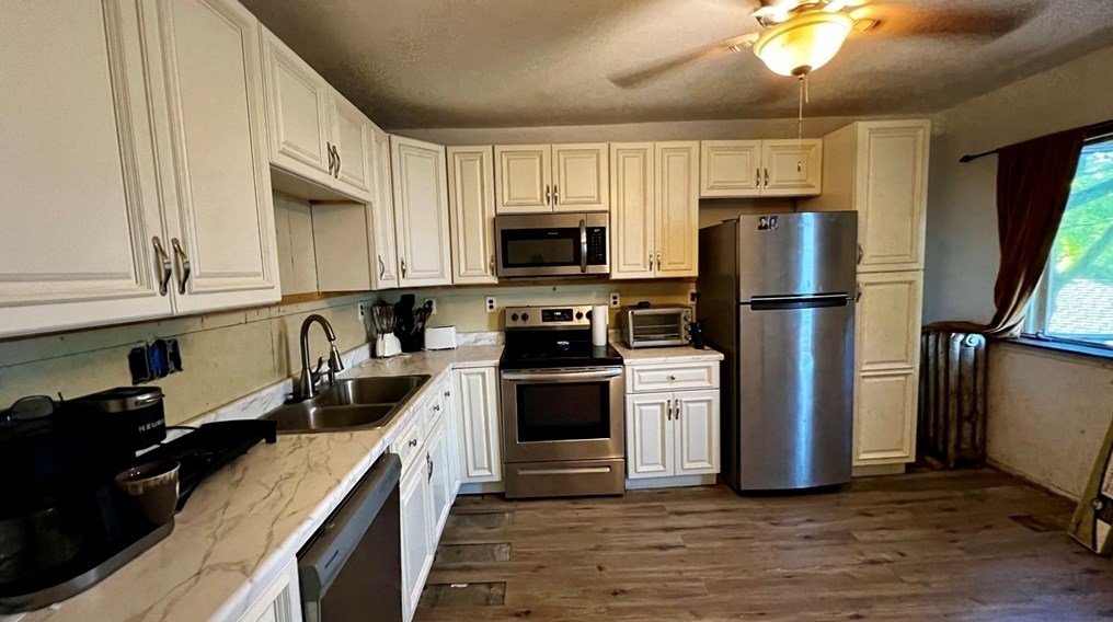 51 Vw St, Holyoke MA 01040-3542 exterior