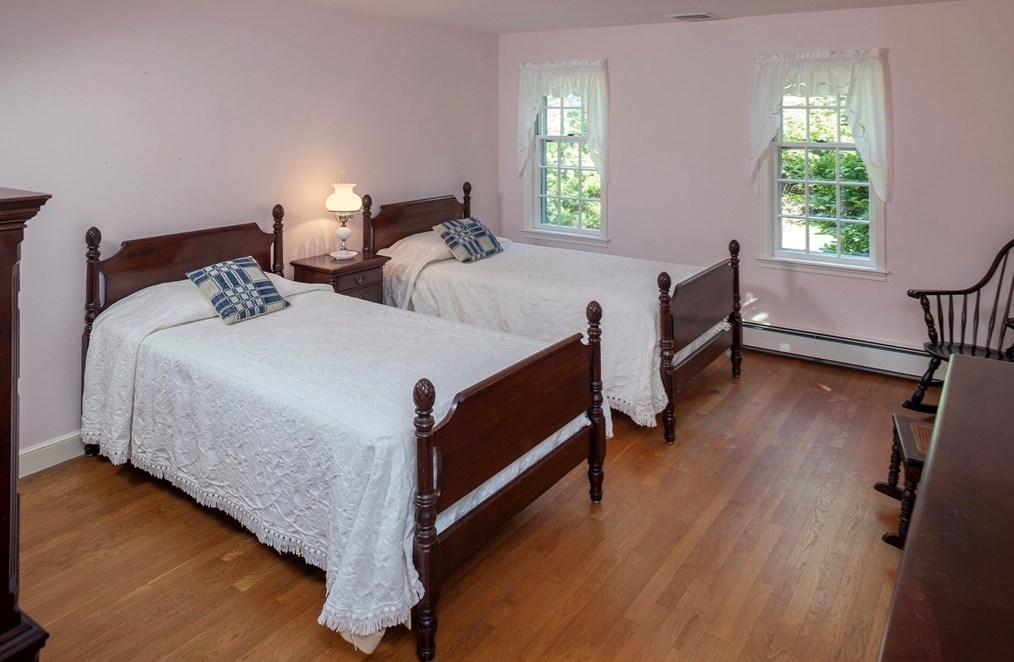 12 Queen Anne Ln, Hingham MA 02043-3904 exterior