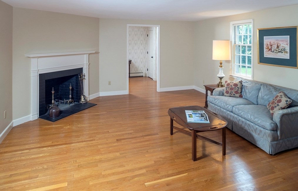 12 Queen Anne Ln, Hingham MA 02043-3904 exterior