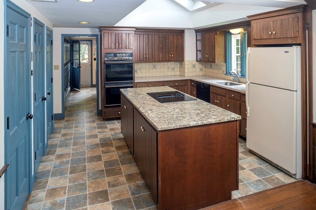 12 Queen Anne Ln, Hingham MA 02043-3904 exterior