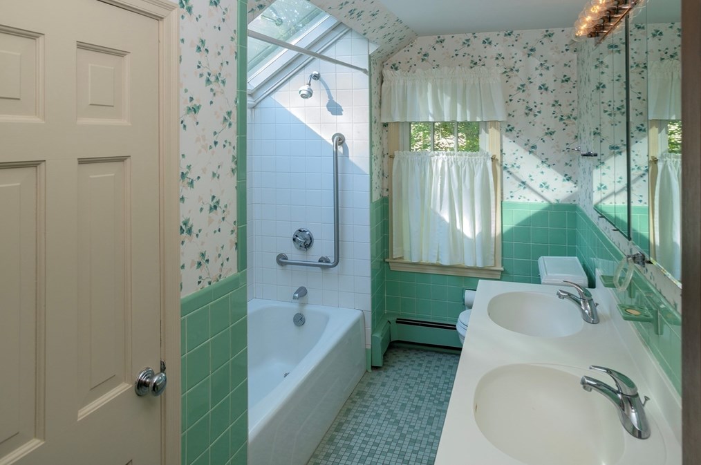 12 Queen Anne Ln, Hingham MA 02043-3904 exterior