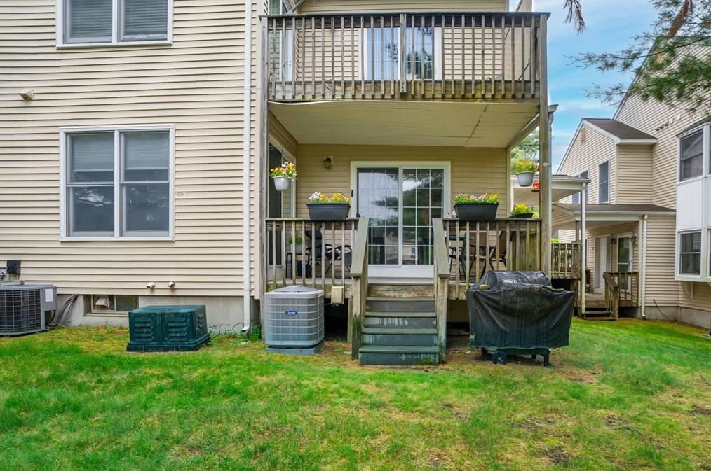 11 Castlegate Dr, Springfield MA  01129-1293 exterior