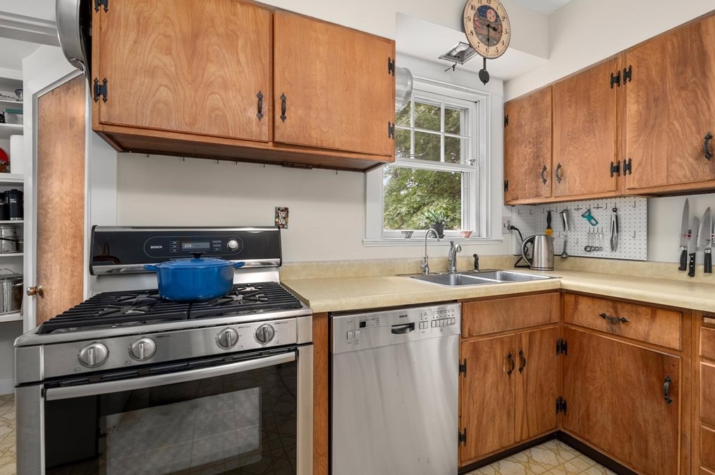 14 Parker Ave, Newton MA 02461-1815 exterior