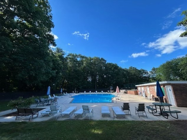 75 Yorktown Dr, Springfield MA 01108-3135 exterior