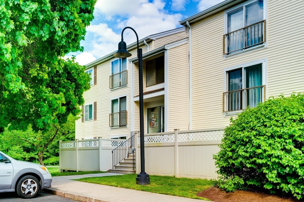 4 Village Way, Natick MA  01760-3913 exterior