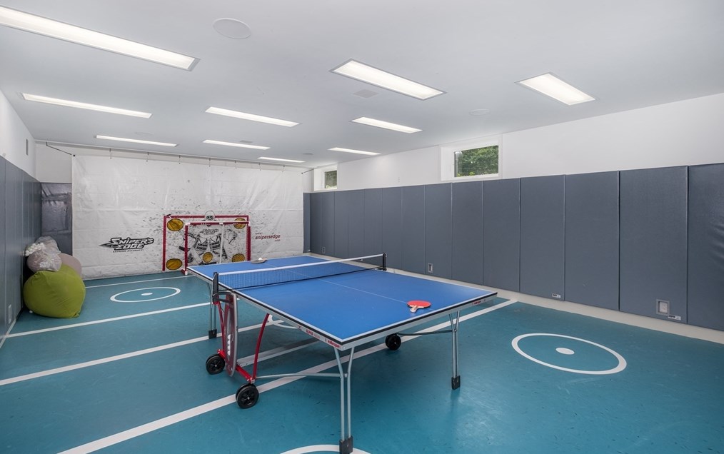 70 Possum Rd, Weston MA 02493-2318 exterior