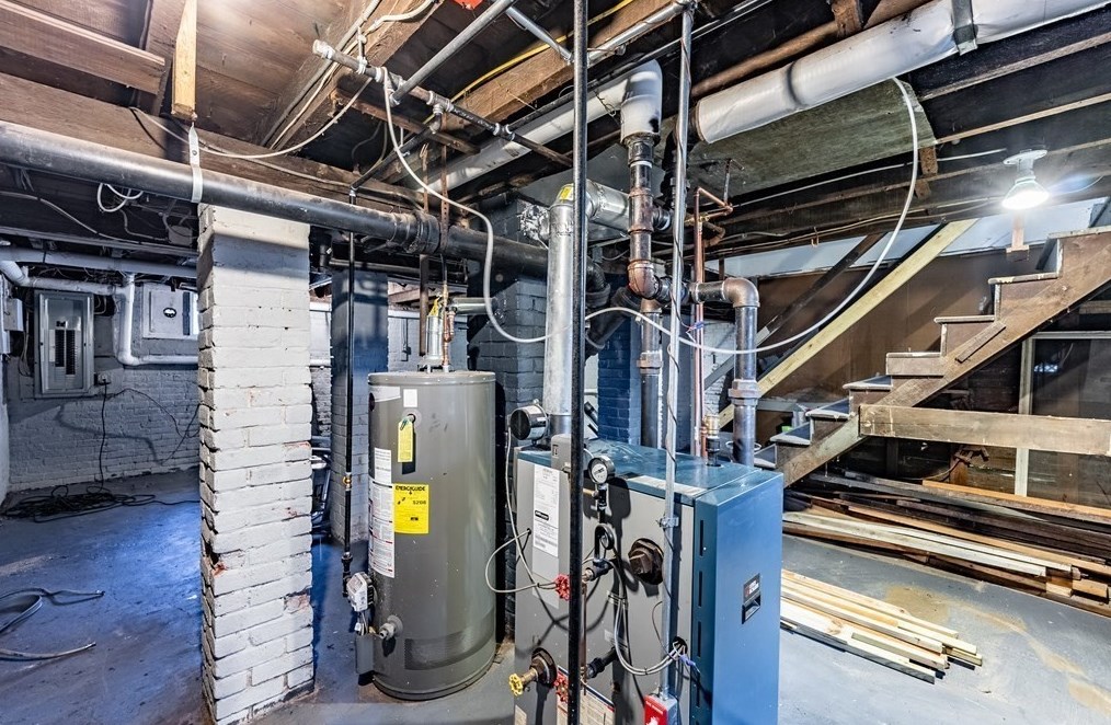 80 Riverdale St, West Springfield MA 01089-4619 exterior