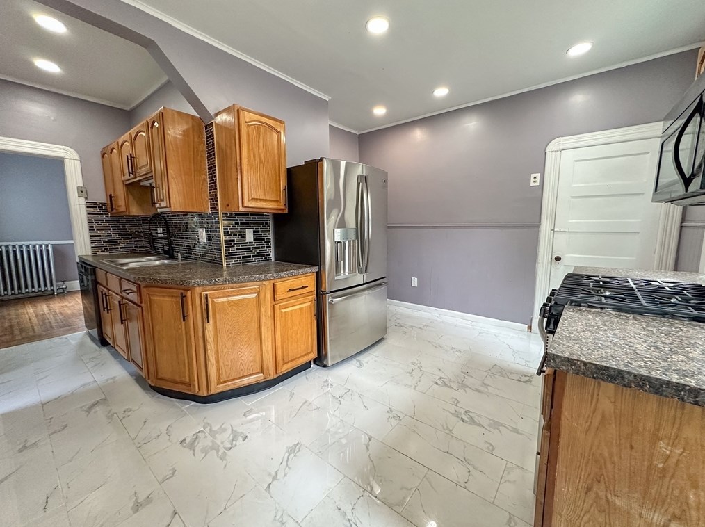 80 Riverdale St, West Springfield MA 01089-4619 exterior