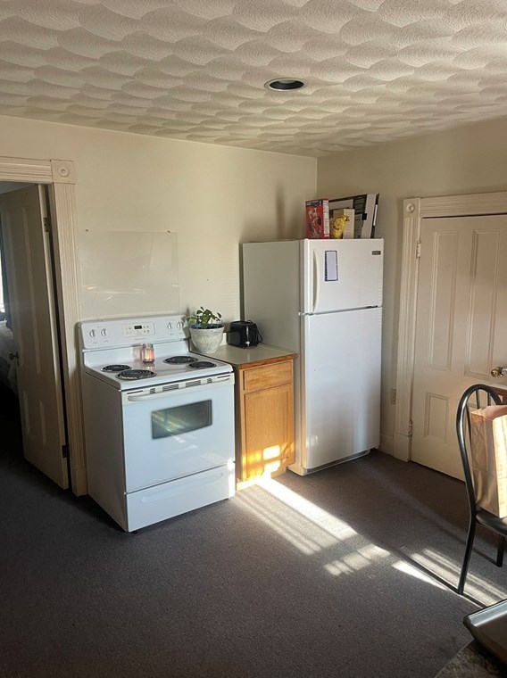 2020 Lakeview Ave, Dracut MA 01826-3272 exterior