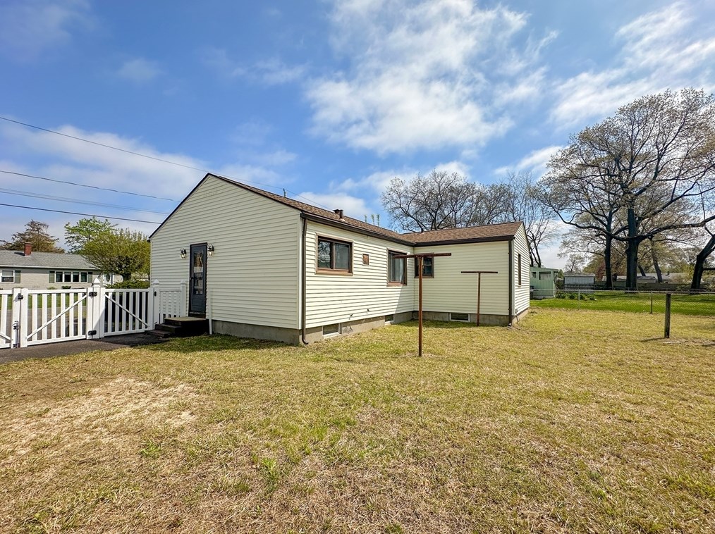 43 Falmouth Rd, Chicopee MA 01020-3806 exterior