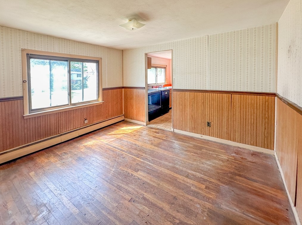 43 Falmouth Rd, Chicopee MA 01020-3806 exterior