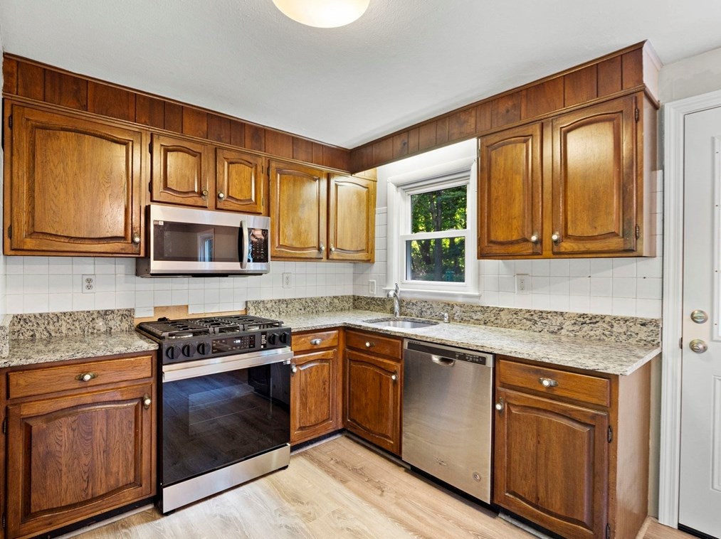 96 Lexington St, Burlington MA exterior