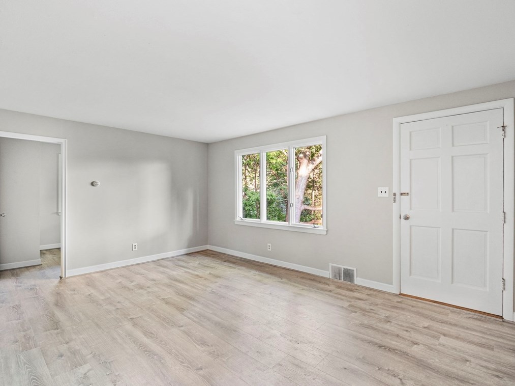 96 Lexington St, Burlington MA exterior