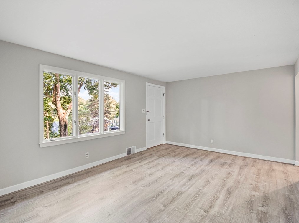 96 Lexington St, Burlington MA exterior