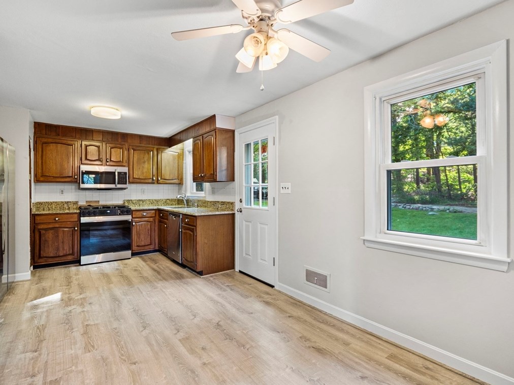 96 Lexington St, Burlington MA exterior