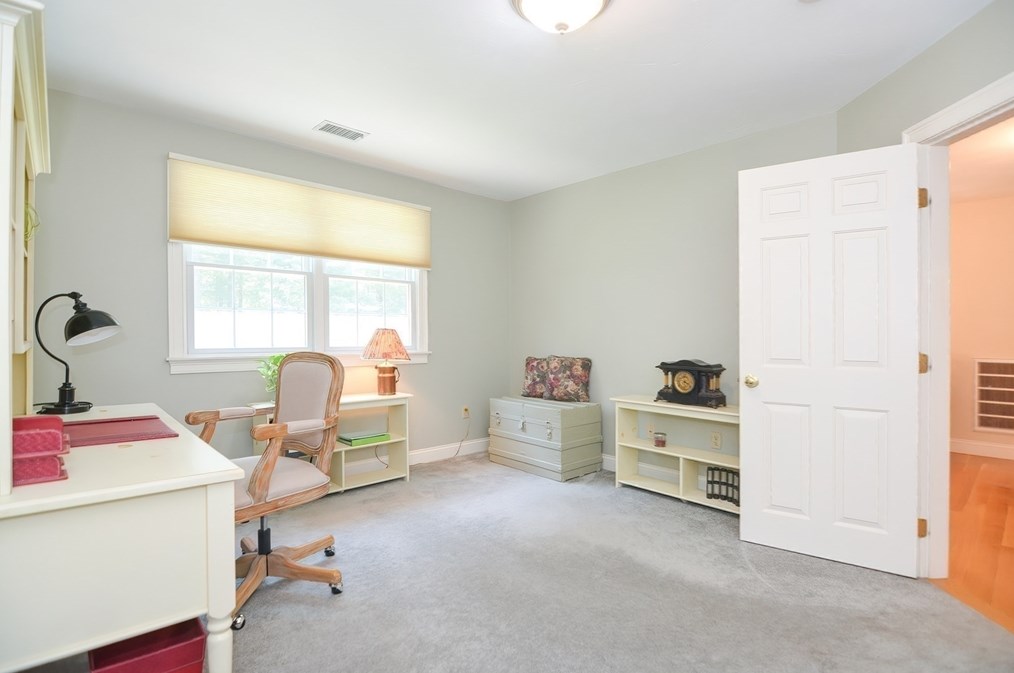 4 Evans Ln, Norfolk MA 02056-1545 exterior