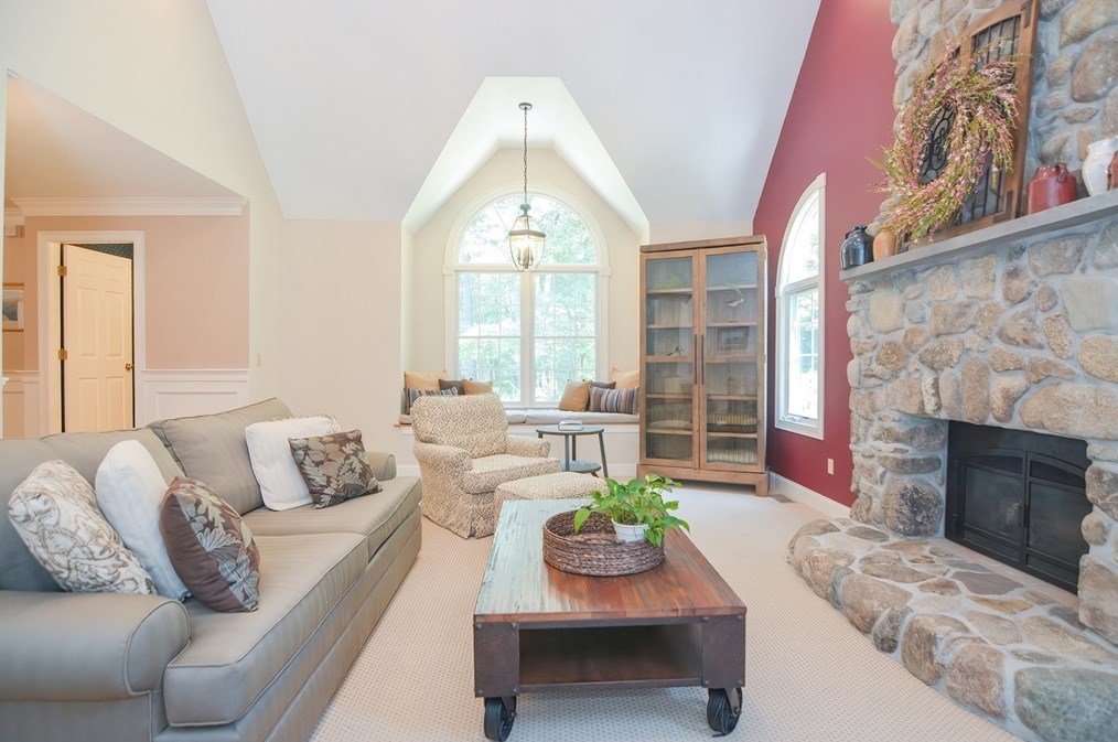 4 Evans Ln, Norfolk MA 02056-1545 exterior