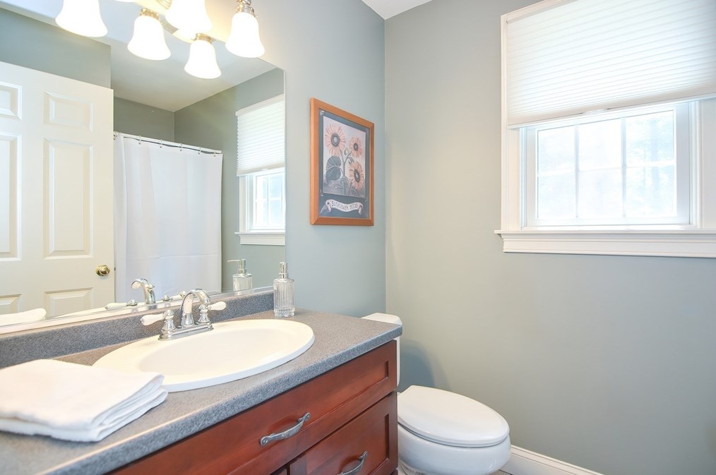 4 Evans Ln, Norfolk MA 02056-1545 exterior