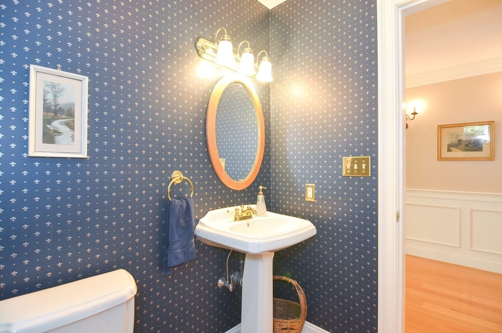 4 Evans Ln, Norfolk MA 02056-1545 exterior