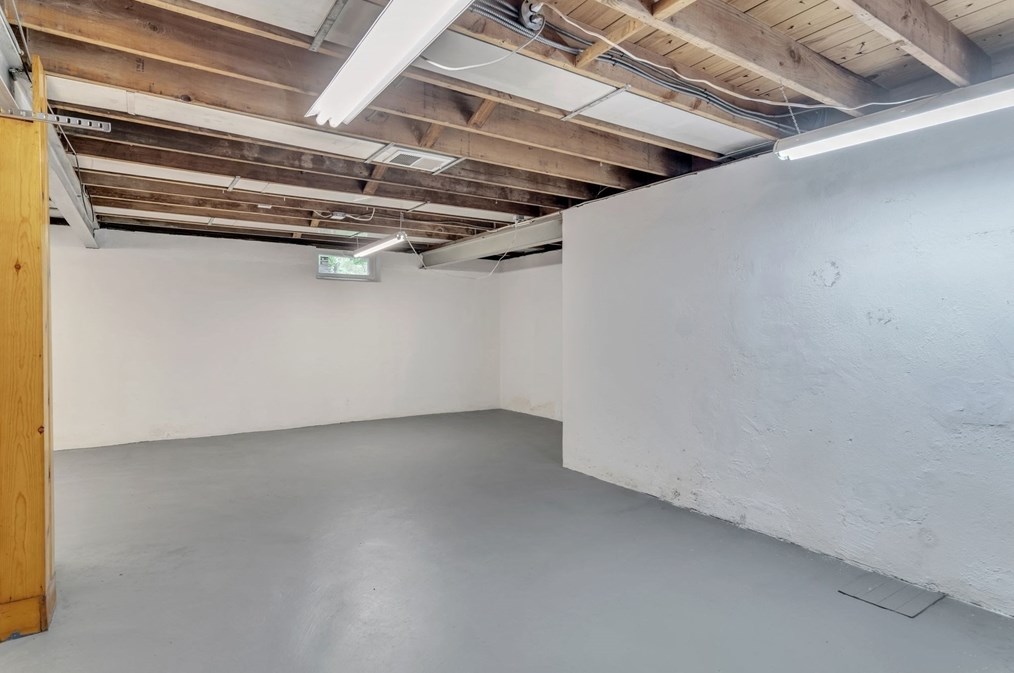 97 Old Brk Rd, Springfield MA 01128 exterior