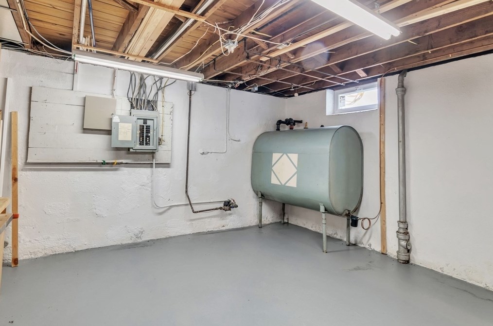 97 Old Brk Rd, Springfield MA 01128 exterior