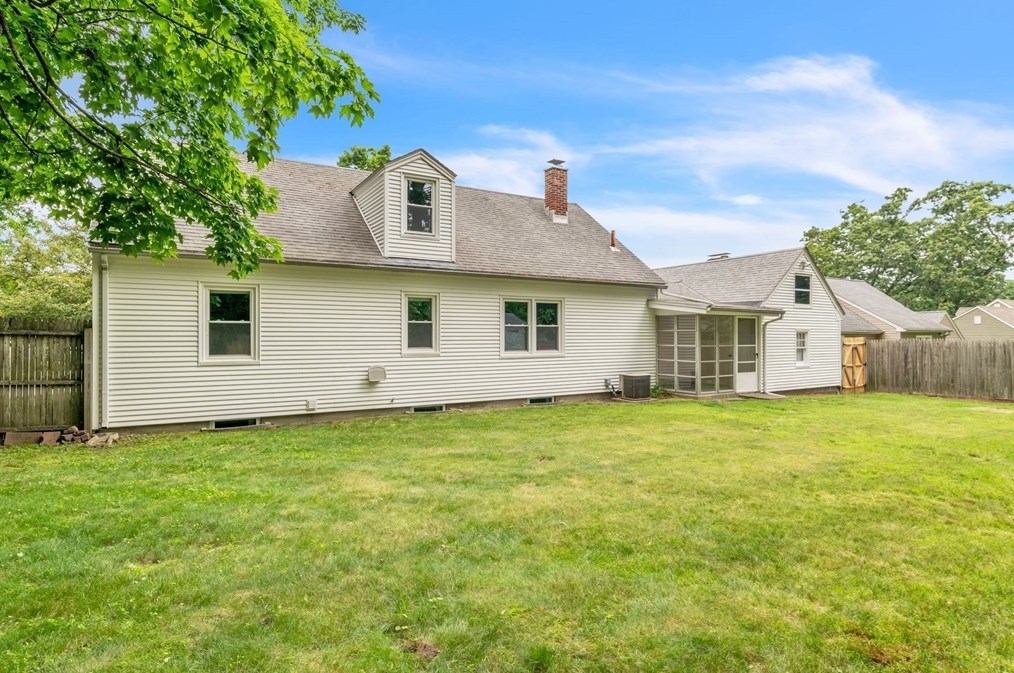 97 Old Brk Rd, Springfield MA 01128 exterior