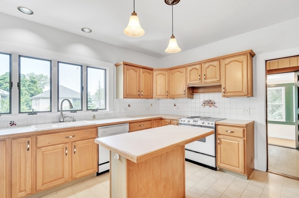 12 Guild St, Quincy MA 02169-6620 exterior