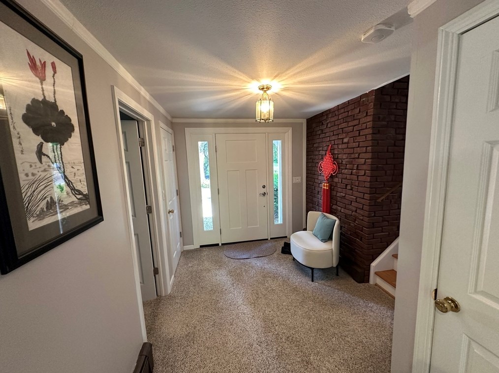 4 Burns Way, Holyoke MA 01040-7308 exterior