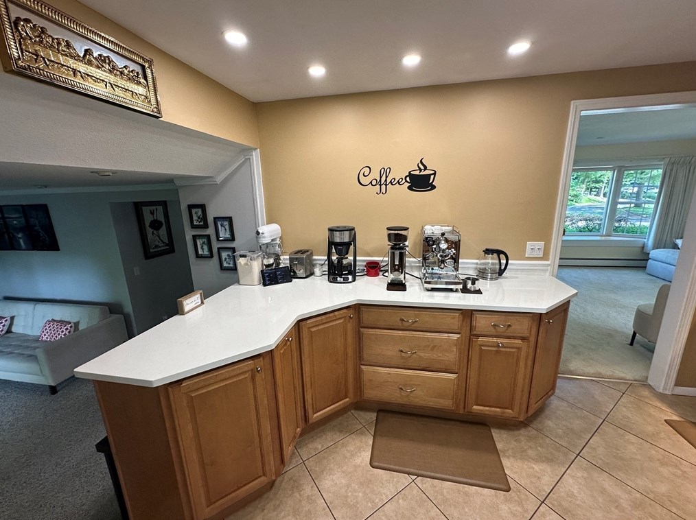 4 Burns Way, Holyoke MA 01040-7308 exterior