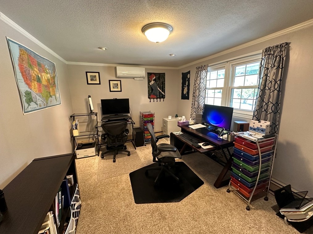 4 Burns Way, Holyoke MA 01040-7308 exterior