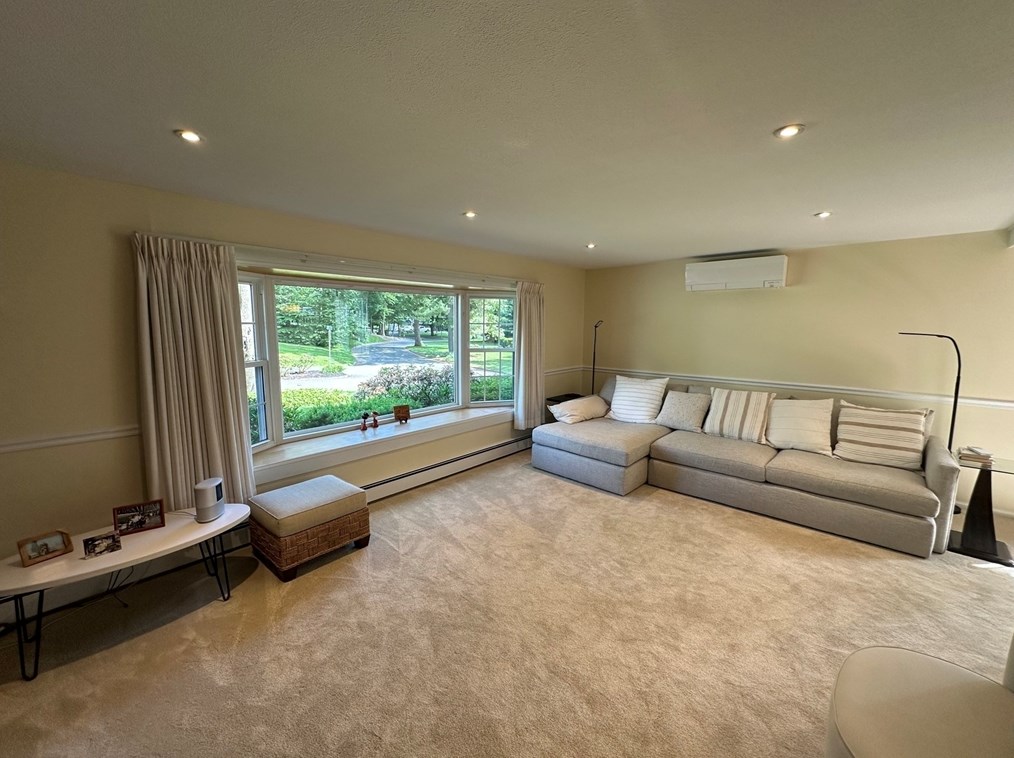 4 Burns Way, Holyoke MA 01040-7308 exterior