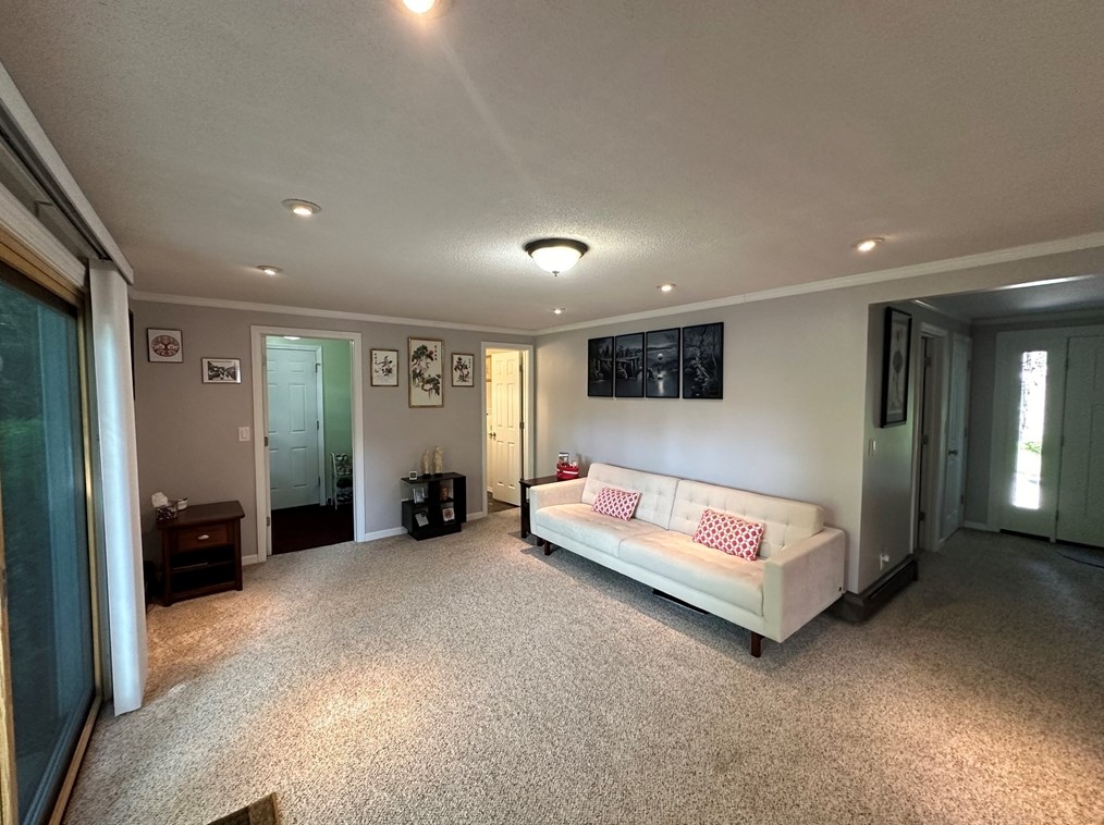 4 Burns Way, Holyoke MA 01040-7308 exterior