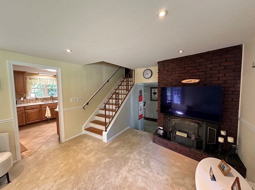 4 Burns Way, Holyoke MA 01040-7308 exterior