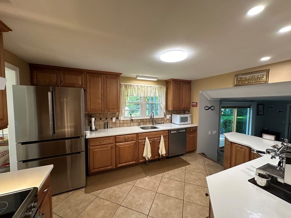 4 Burns Way, Holyoke MA 01040-7308 exterior