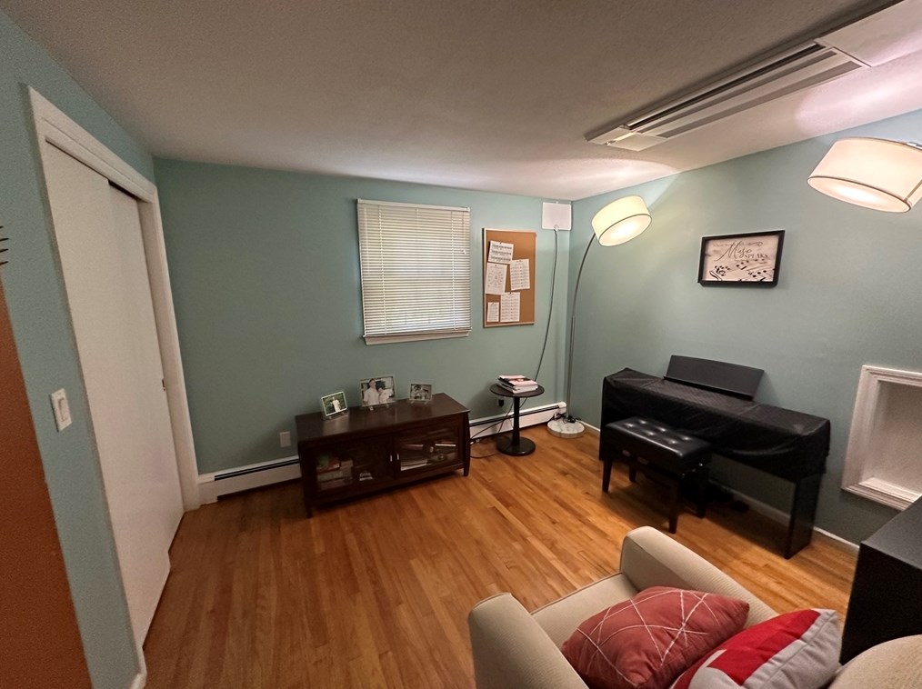 4 Burns Way, Holyoke MA 01040-7308 exterior