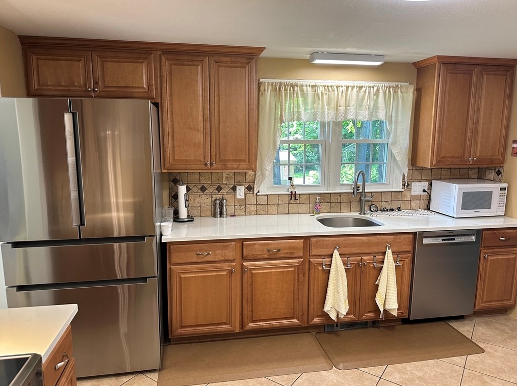 4 Burns Way, Holyoke MA 01040-7308 exterior