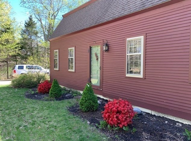 376 Grove St, Worcester MA 01605-1223 exterior