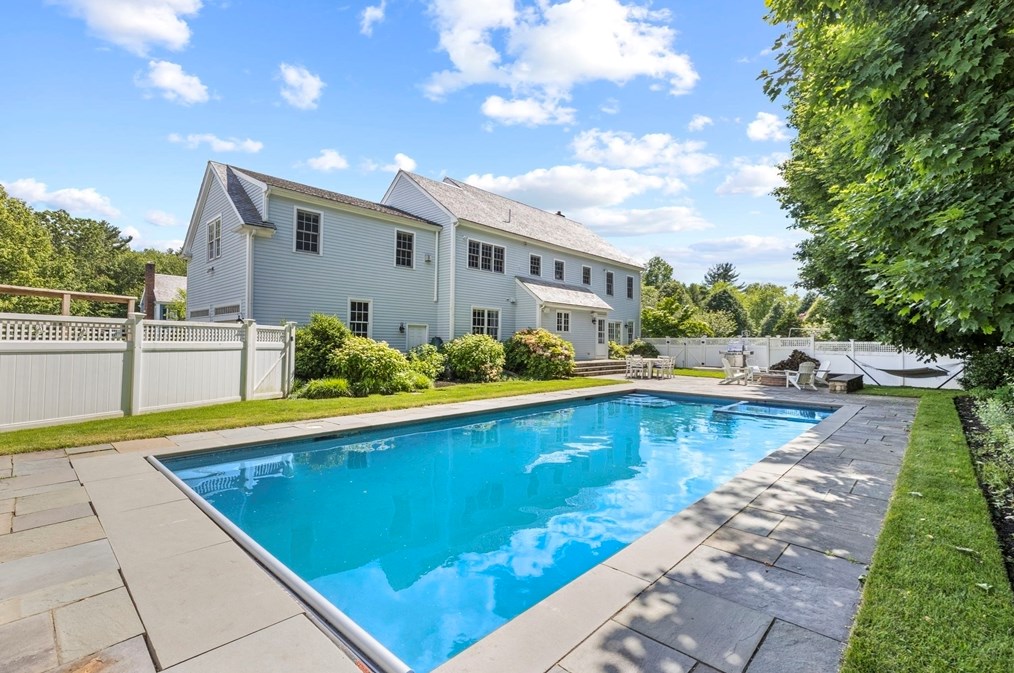 4 Julian Way, Hingham MA 02043-3939 exterior