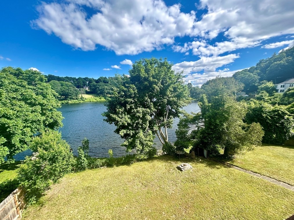 5 Nashua St, Clinton MA  01510-3623 exterior