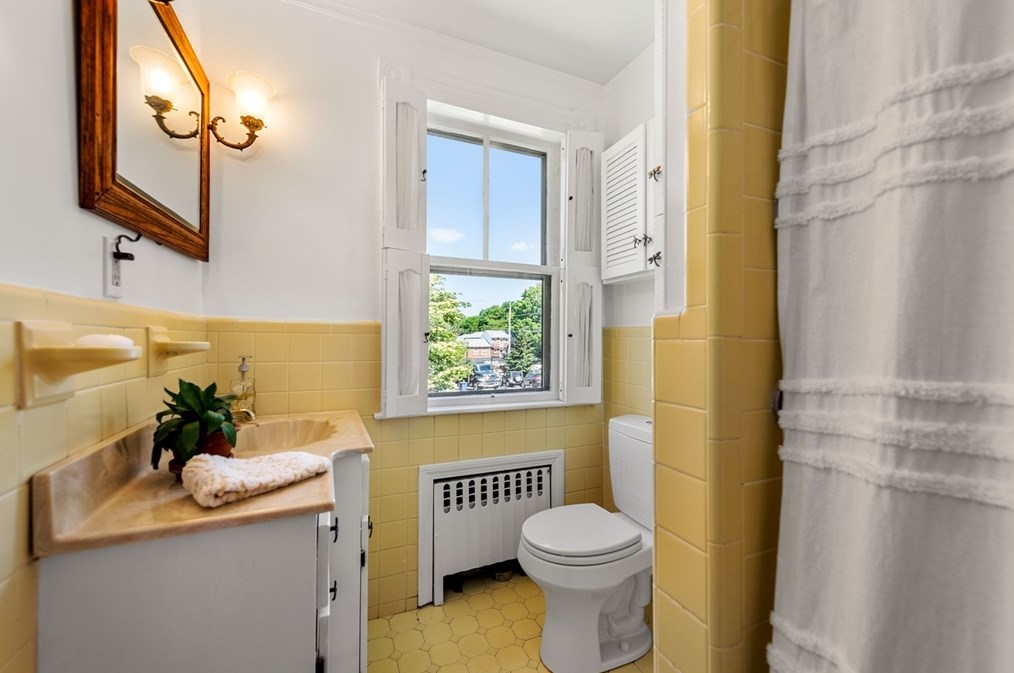 22 Pond St, Marblehead MA 01945-3454 exterior