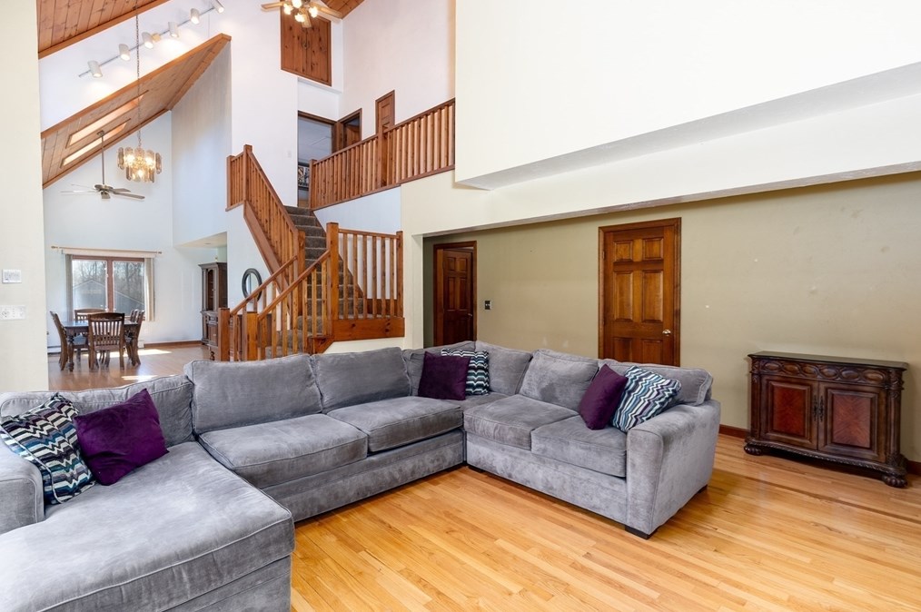 27 Dudley Rd, Sutton MA 01590-3037 exterior